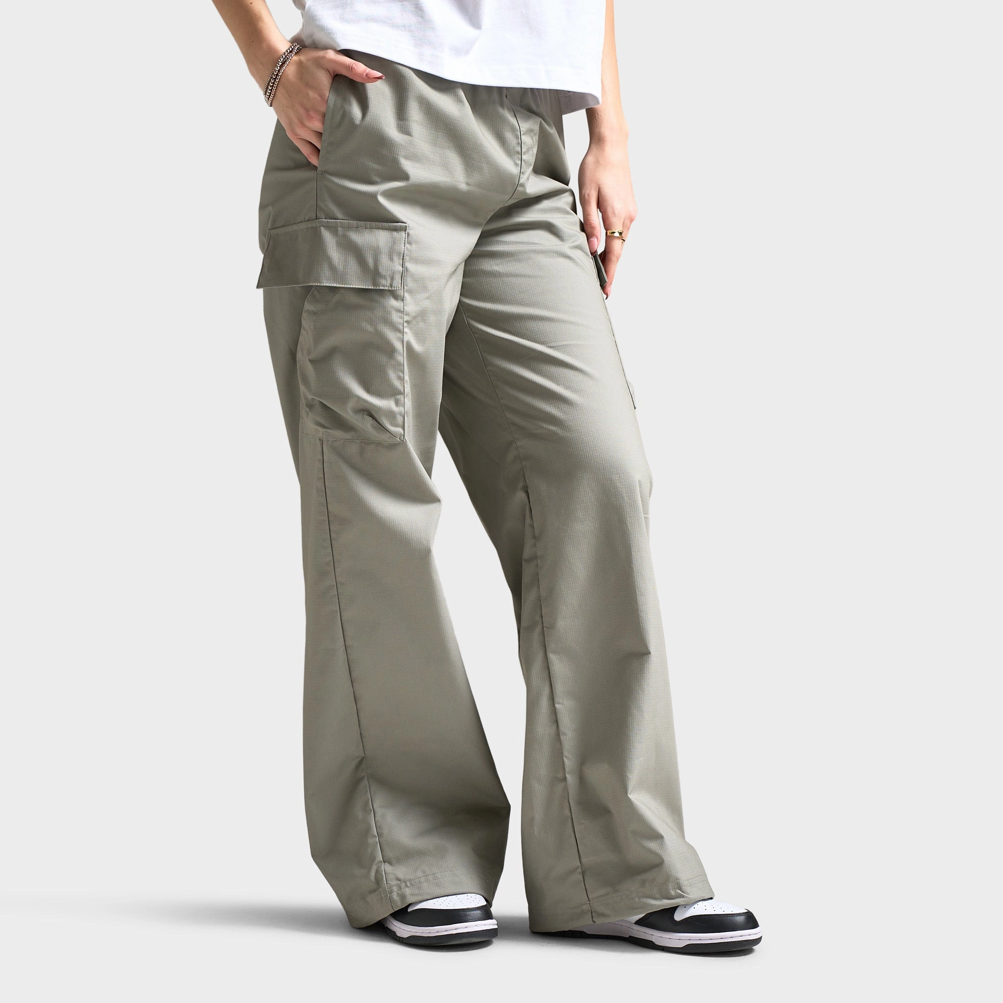 Nike Sportswear Women's Mid-Rise Cargo Pants Light Army / Black