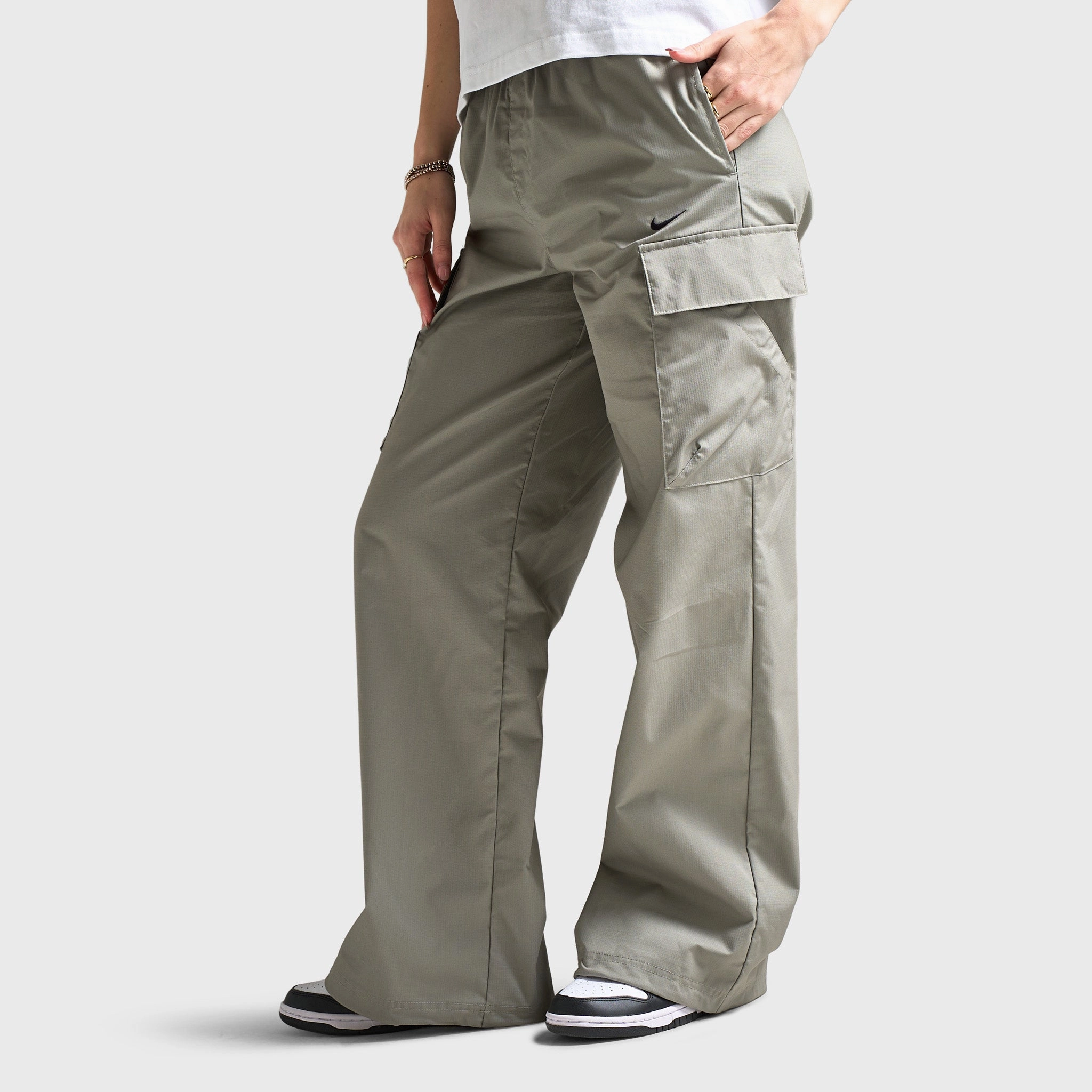Nike Sportswear Women's Mid-Rise Cargo Pants Light Army / Black