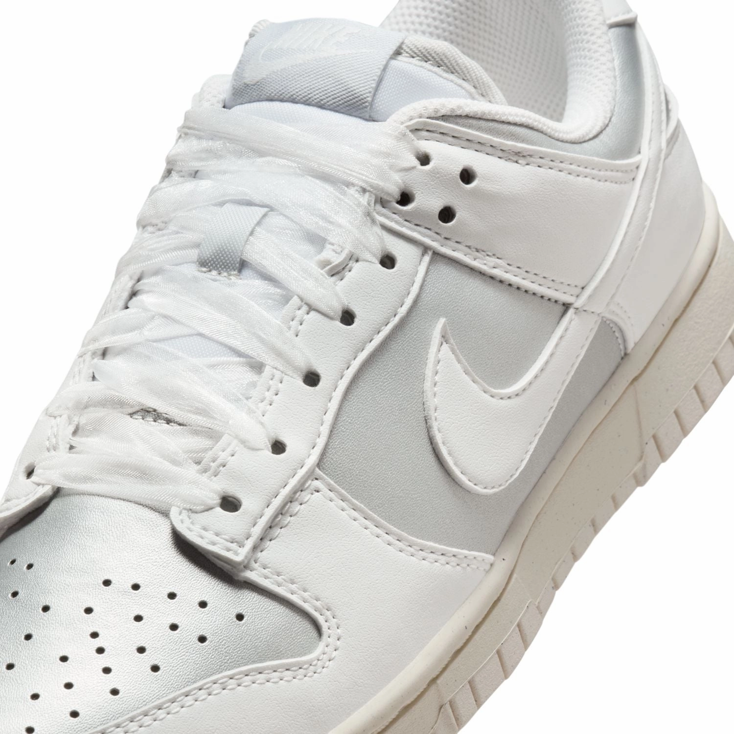 Wmns Dunk Low Next Nature 'Metallic Platinum'